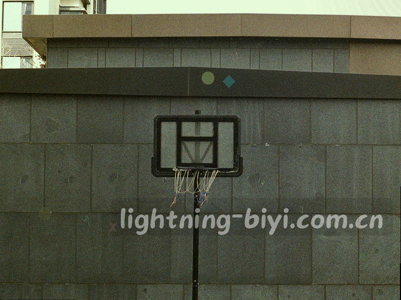 比分牌样式的抽象示意图，附带青柠绿与闪电黄数字